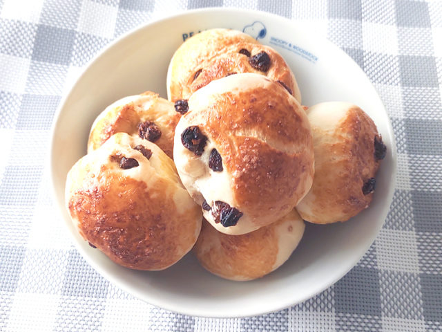 手ごねで作る！ノンバターのプチレーズンパン♪