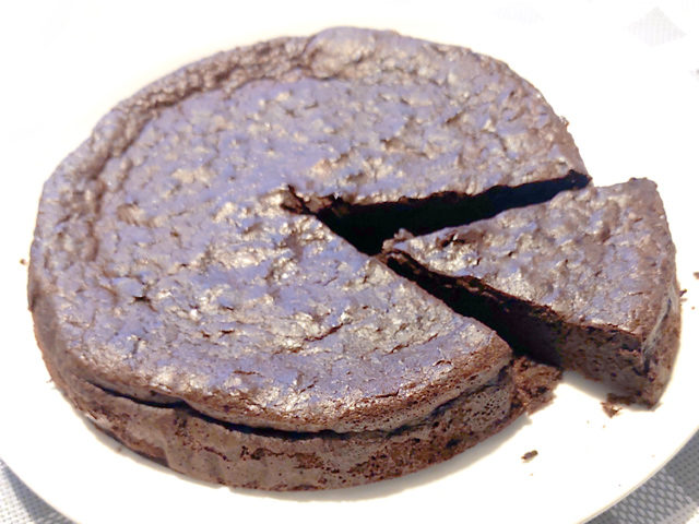 グルテンフリー＆低糖質！材料２つだけのチョコケーキ