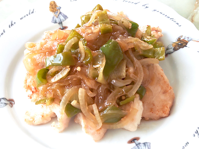 鶏むね肉で！鶏と玉ねぎ・ピーマンの甘酢醤油ソース♪