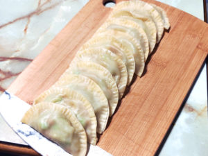 餃子の皮で！アボカドとツナのトースターでパイ♪