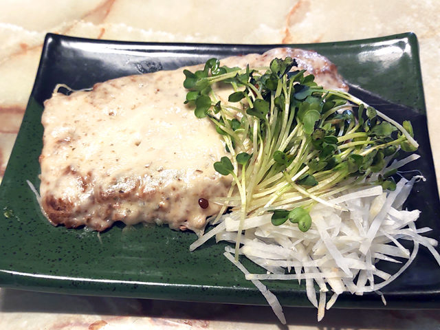 ひき肉を丸ごと焼く？パッカンステーキのチーズ乗せ♪