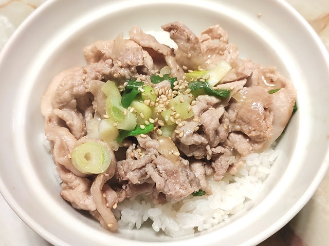 節約レシピ！豚こまと長ネギのシンプル丼♪
