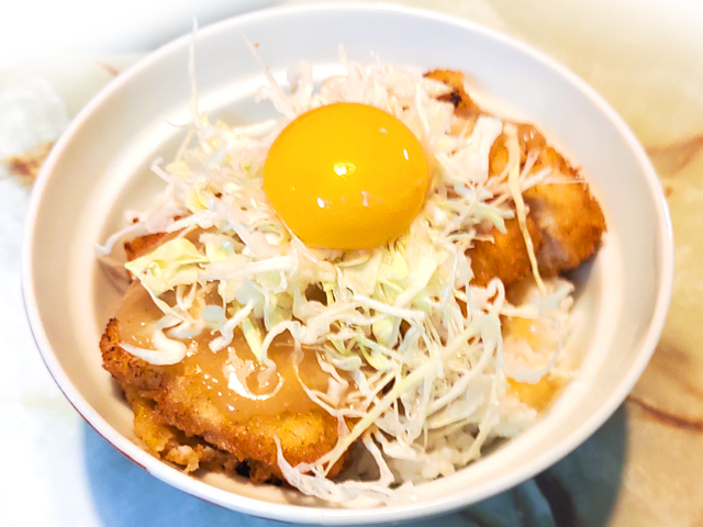 これでも親子丼？味噌チキンカツのキャベ玉乗せ親子丼