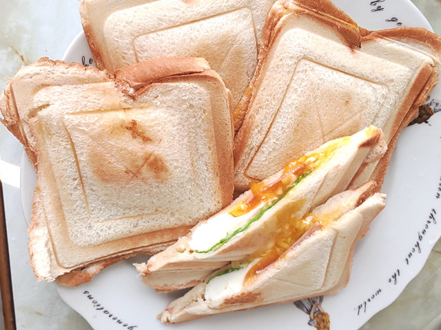 モテナシベーカーで！温玉をホットサンドにIN♪