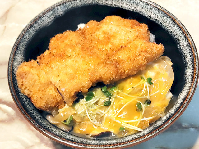 カツがサクサクのまま？とじないカツ丼♪