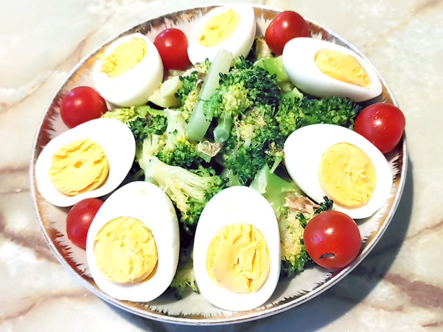 ブロッコリーの芯も使って！ゆで卵ONサラダ♪