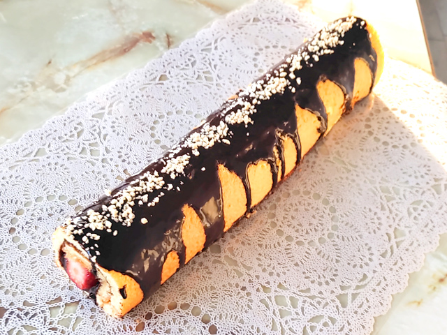 チョコクリームと苺で！細長いロールケーキ♪