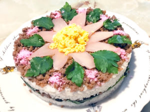 酢飯じゃない！ひき肉と卵のお花のチラシ寿司♪