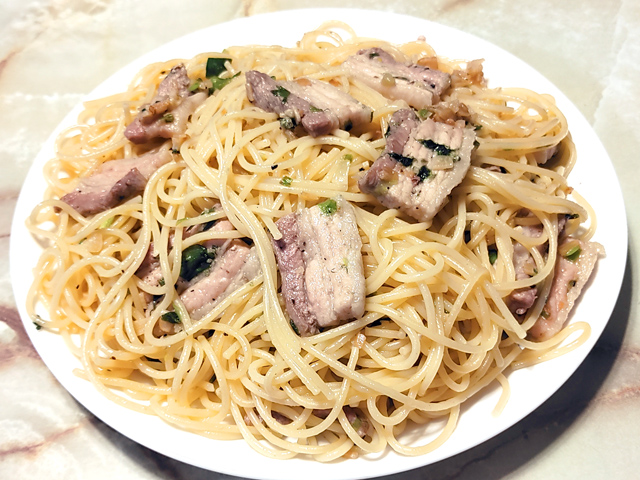 ガーリックがガツン！豚バラとにんにくのパスタ♪