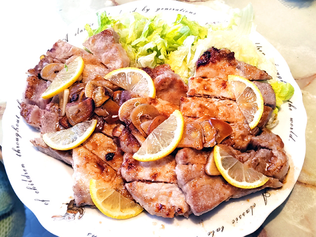 ガーリックの効いた！豚ロース肉の和洋中トンテキ♪