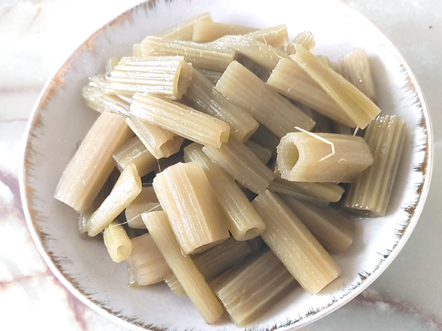 具材はフキだけ！ゆでフキのシンプル炒め煮♪