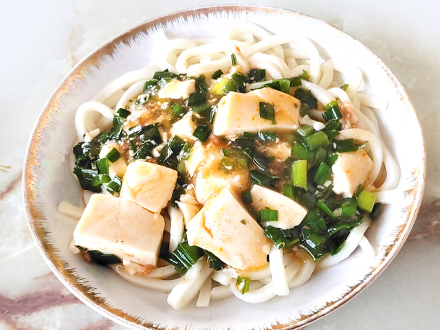 麻婆豆腐の素で！にらたっぷり麻婆豆腐うどん♪