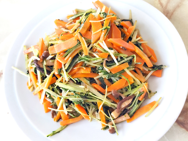 大量消費に！水菜ときのこ・人参のバター醤油風炒め♪