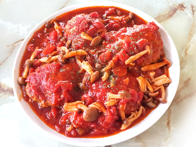 フライパンで完結！トマト缶の煮込みハンバーグ♪