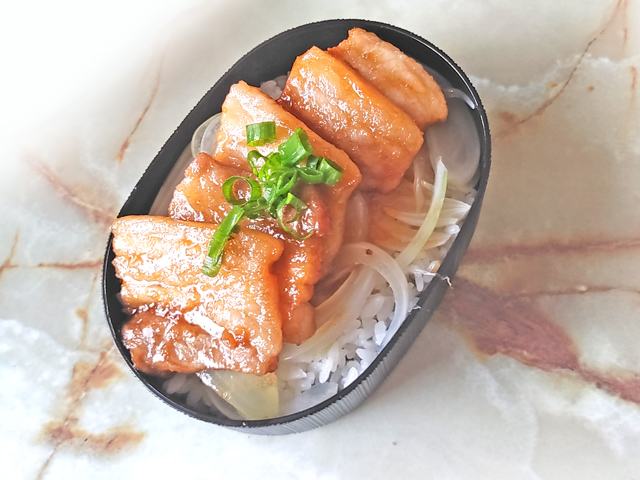 丑の日に！豚バラブロックで作る豚のかば焼き丼♪