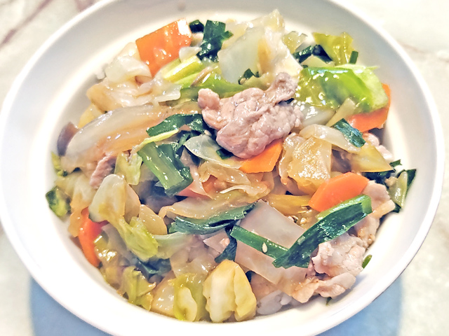 にんにく増量中！野菜と豚小間のスタミナ中華丼♪