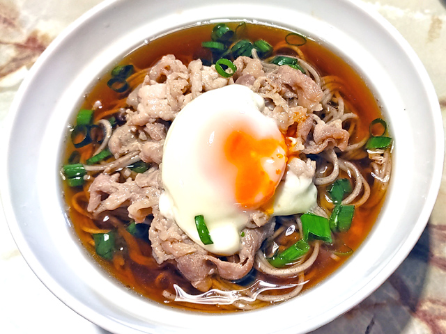 肉たっぷりで!温玉乗せの簡単肉そば♪