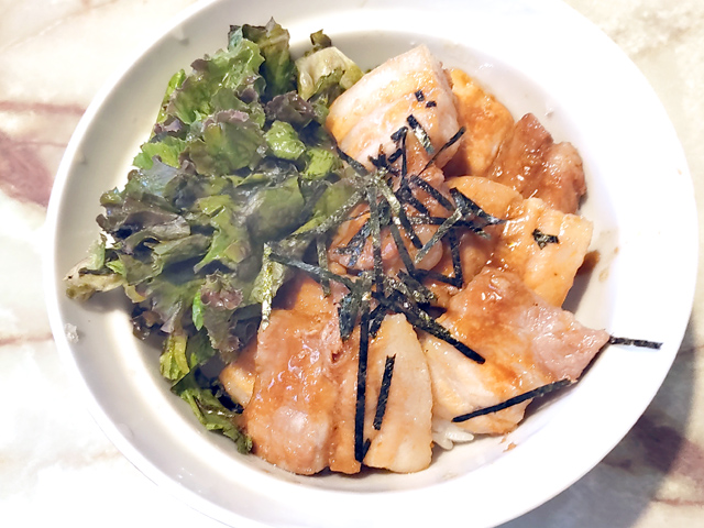 ブロック肉でがっつりと！豚バラのスタミナ豚丼♪