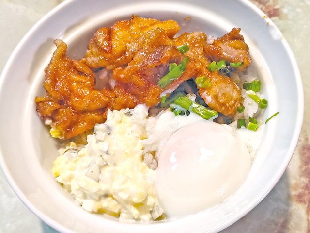 丸〇製麺風？てりやきタル鶏玉子丼♪
