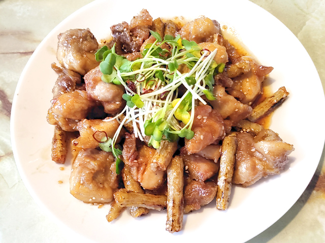 甘じょっぱくてご飯が進む！ごぼうと鶏肉の甘辛炒め♪
