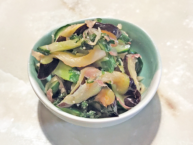 香味野菜を添えて！夏野菜のナスときゅうりの漬物♪