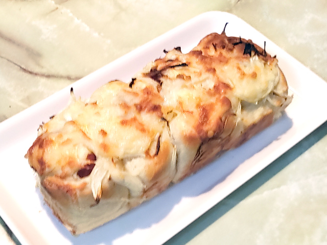 パウンド型で！オニオンチーズ＆サラミブレッド♪