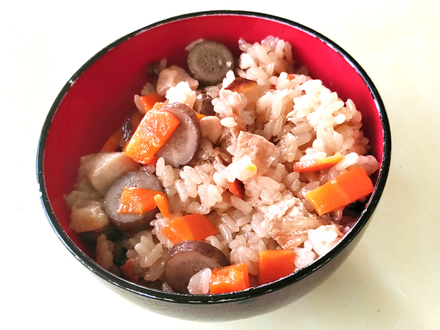 余った餅米で！椎茸香る★炊飯器で鶏おこわ♪