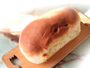 パウンド型で！国産チーズとサラミの総菜パン♪